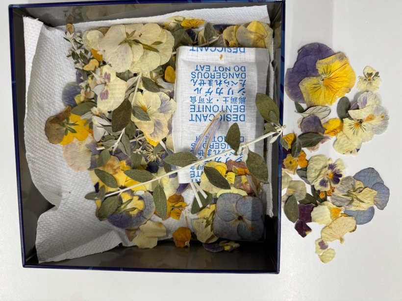 乾燥した花が缶の中と外にある